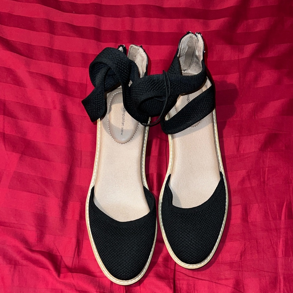 Metropolitan View  Women’s Tan flat shoes with ankle strap. Size 8.5.  NWOT.